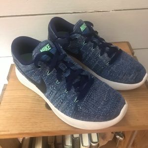 Nike flyknit tennis shoes